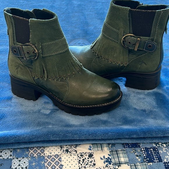 Dromedaris olive green fringe boots. Heel 2”. Platform 1” - Picture 2 of 8